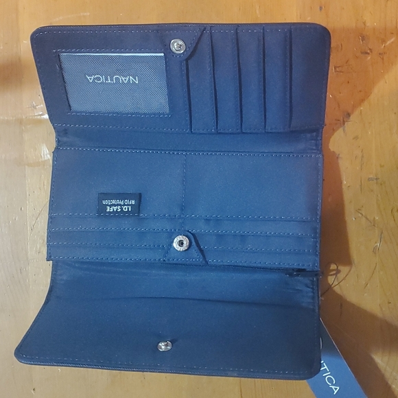 Nautica Snap Trifold Wallet NWT - Picture 2 of 4